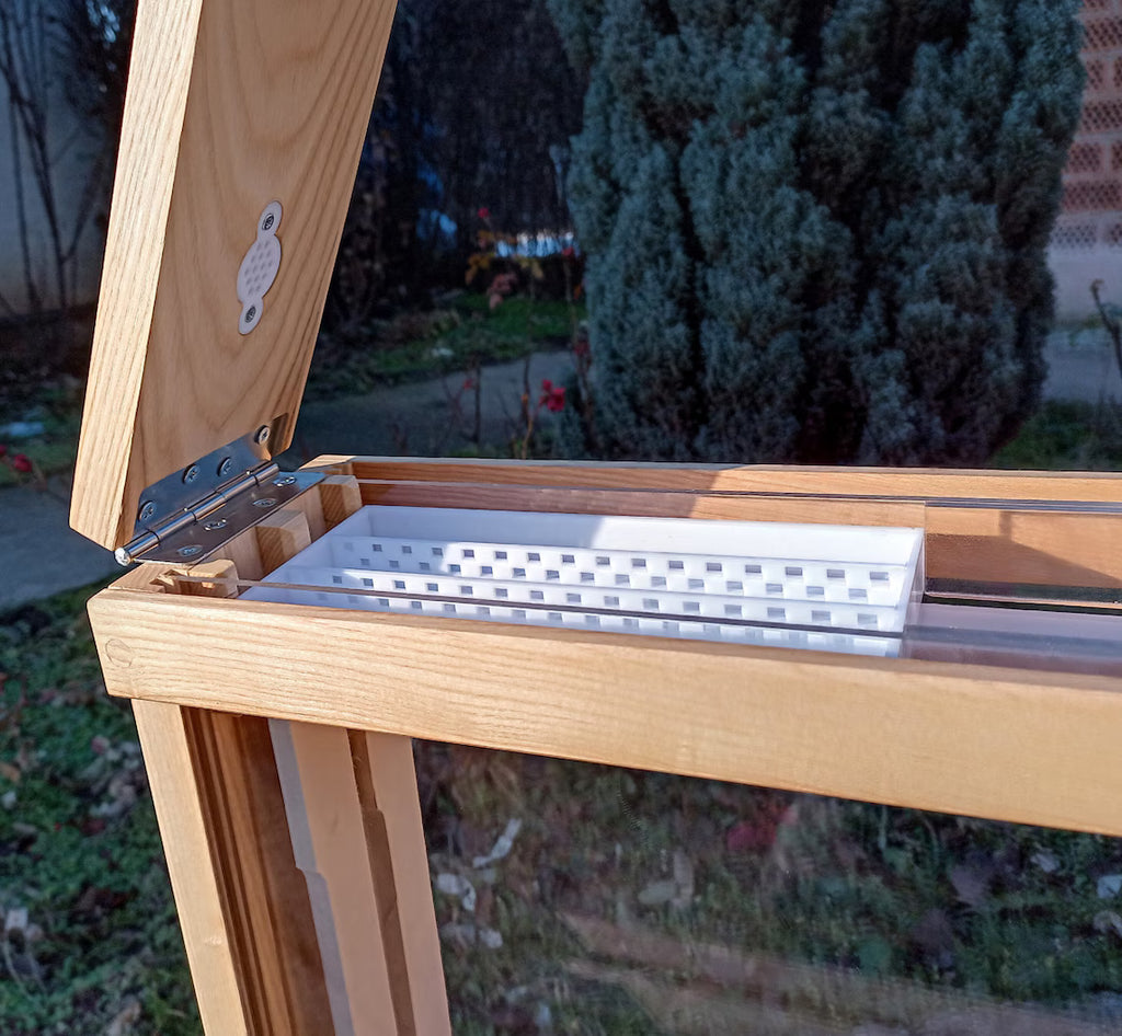 Syrup feeder system on 4 frame observation hive lid
